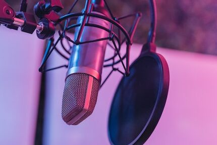 Mikrofon an einem Standfuß im Tonstudio